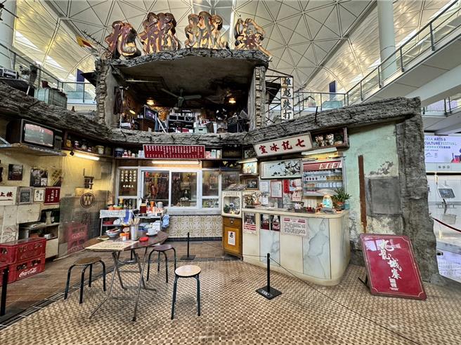 香港國際機場大堂重塑電影《九龍城寨之圍城》中多幕精采經典場面。（洪秀瑛攝）