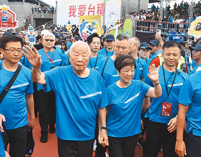 台積電運動會，創辦人張忠謀（左二）在同仁歡呼聲下進入會場。圖／顏謙隆