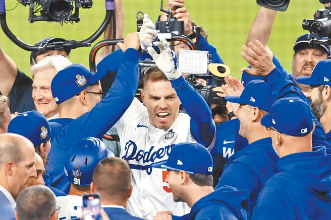 道奇一垒手弗里曼在世界大赛G1的10局下挥出再见满贯炮，英雄式跑回本垒与队友庆祝。（路透）