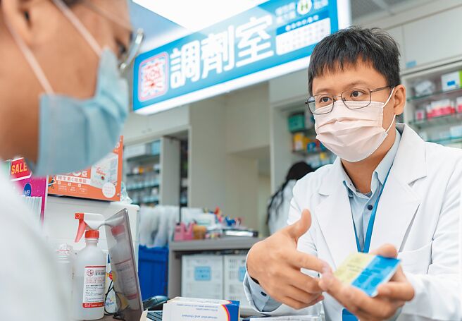 健保署统计，国人使用至少5种药品者，2018年至2023年，占率从51％提升至53％，即每两名领有慢笺的长者，就有1人有多重用药问题。（罗永铭摄）