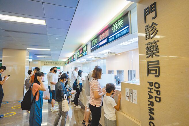 多重用药问题衝击老年社会。图为民眾前往药局领药。（本报资料照片）