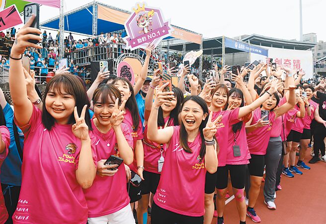 台積電運動會26日舉行，全體同仁熱情歡呼迎接創辦人張忠謀進入會場。（顏謙隆攝）
