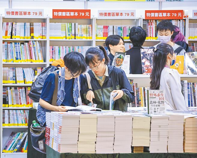 「書貴得有感」，台灣的圖書定價在6年內約上漲了40％。圖為民眾在台北國際書展購書。（本報資料照片）