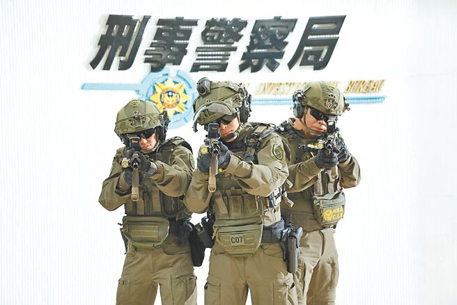警政署刑事警察局除暴特勤隊成立7年多來，首度出現女隊員，左一即為女隊員洪湘雲。（杜宜諳攝）