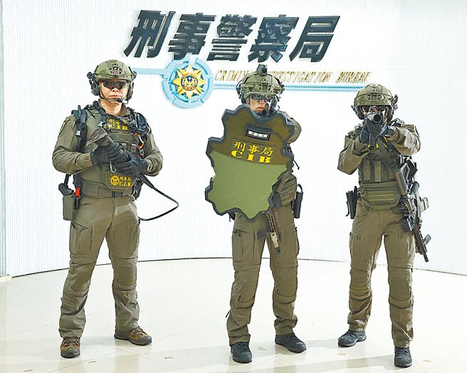 除暴特勤隊近年陸續添購新裝備，左一為隊員展示油壓破門設備，中為防彈盾牌，右為催淚瓦斯彈發射器，身上背的則是MK18突擊步槍。（杜宜諳攝）