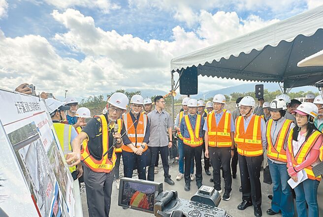 行政院長卓榮泰（右三）26日到台東視察鐵路雙軌電氣化進度。（蔡旻妤攝）