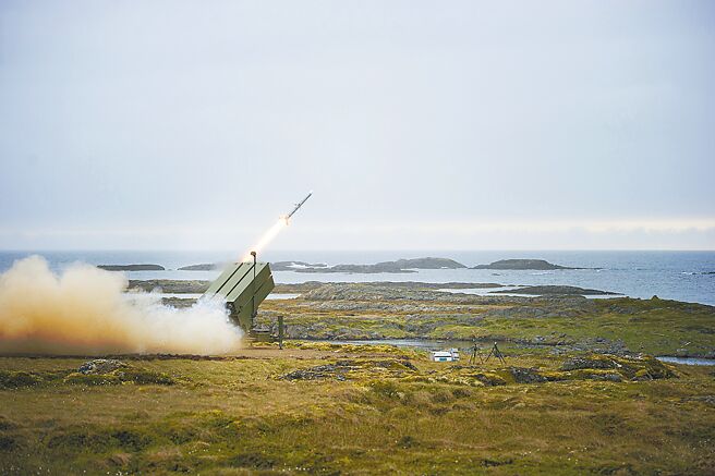 拜登政府宣布，将对台出售「国家先进地对空防空飞弹系统（NASAMS）」，军事专家梅復兴26日发文指出，此次军售终于有符合非对称战力定义的代表性项目。（摘自Kongsberg Defence and Aerospace官网）