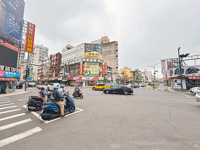 新竹市政府交通處評估安全性與考量車流順暢度後，近日取消林森路、西大路路口的兩段式左轉，不過仍保留待轉格，供民眾選擇使用。（陳育賢攝）