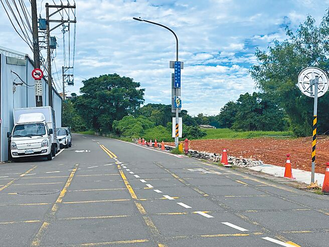 桃園市中壢區培英路全長約1.4公里，路幅平均僅6至8公尺寬，平時往來中壢殯儀館人車流量大，民代建議市府加速拓寬道路作業。（姜霏攝）