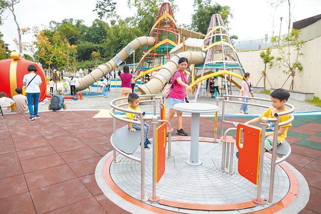南投县竹山镇「竹梦亲子共融公园」，26日终于启用，家长带着孩子体验游玩。（南投县政府提供／李京升南投传真）