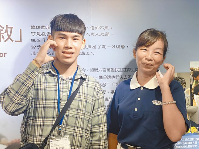 慈濟志工師姐胡湘媞（右）說，柯柏誠（左）很乖，有一顆善良的心。（孫英哲攝）