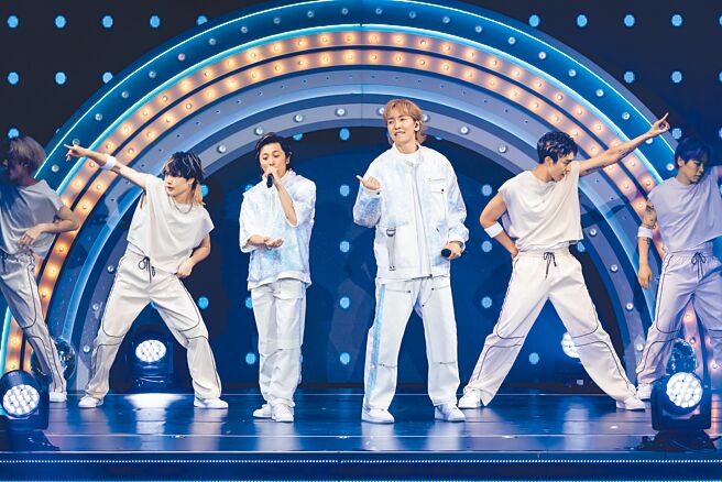 w-inds.成員橘慶太（右）和千葉涼平26日在台北國際會議中心開唱，吸引3000粉朝聖。（COME ON JKSSP提供）