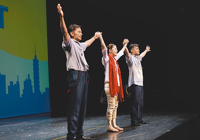 《三人行不行》主演亮哲（左起）、百白、郭耀仁25日謝幕時情緒激動，尤其百白淚流滿面。（亮棠文創提供）