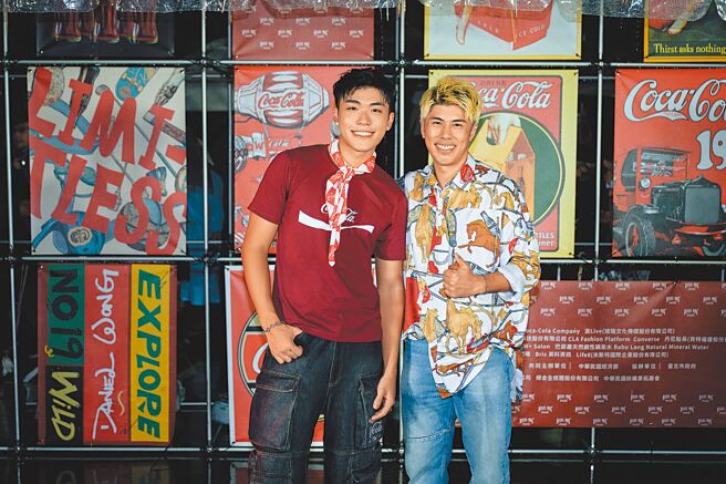 王ADEN（左）和設計師Daniel Wong合照。（Daniel Wong提供）