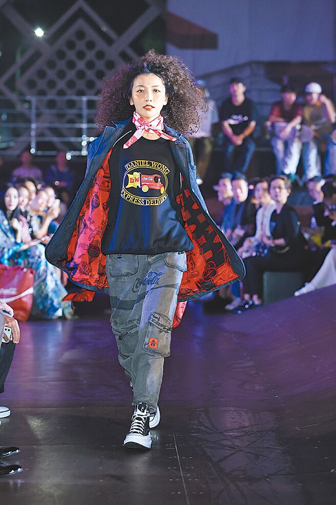 Daniel Wong春夏系列與可口可樂聯名，鞋子則以Converse經典鞋履作搭配。（臺北時裝週提供）