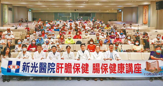 中時生活講堂-新光健康講座主題「肝膽相照 腸保健康」，新光醫院胃腸肝膽科主任孫灼基（前排左六）、張麗文醫師（前排左五）、許榮輝醫師（前排左四）、林裕民醫師（前排左七）與民眾合影。（羅永銘攝）