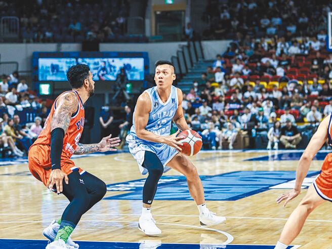 「野獸」林志傑（右）在開幕戰提前宣告自己將於打完本季後退休。（台北富邦勇士提供）