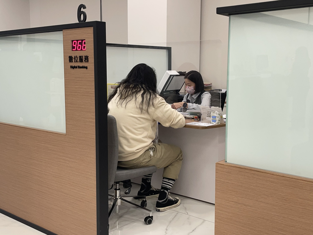 9月建築貸款逾放餘額僅8.6億元，逾放比0.02%為史上最低，圖為銀行洽公示意。 (圖/台灣房屋提供)