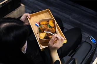 飨宾美食端进按摩椅影厅 「躺平」嗑套餐、 床上看电影好Chill