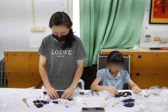 亲子共学巡迴列车开进茄萣国小 万圣节亲子DIY玩创意