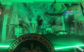 桃園萬聖城登場！詭異校車超吸睛 演唱會、派對嗨翻天