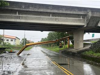 蘭陽大橋涵洞限高門架遭撞斷 肇事大貨車駕駛酒測值0.02