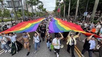 學生舉牌「藍白滾出同志遊行」 遭爆：參加過青鳥、罷樑