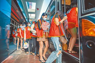 泰妹入侵阿公店 千元大跳脫衣舞