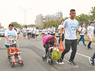 彰化 員林獅子盃 爸媽推嬰兒車陪跑