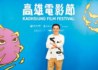 蔡振南揣摩視障 蒙眼過馬路喊恐怖