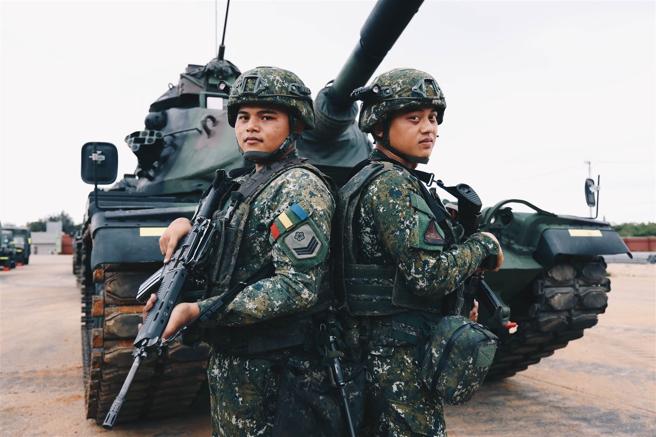 　同樣擔任戰車駕駛的戰2連兄弟檔田世鑫下士（右）、田世軒上兵。（記者袁銘駿攝）