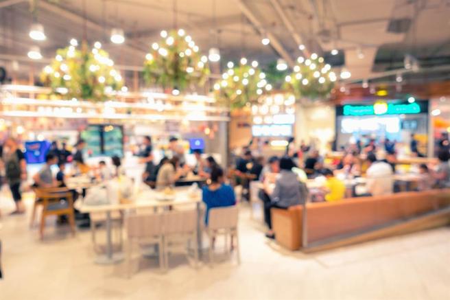 有网友周末逛耐斯百货时，发现美食街空位仍剩很多，不懂这样是否有赚钱，掀起社群热议。（示意图：shutterstock／达志）