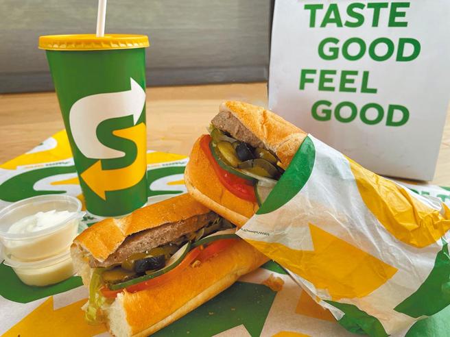 一名Subway员工在社群回覆其他网友对于出餐迟缓的问题，惨遭自家店长资遣，引发不少人叫屈。（Subway提供／朱世凯台北传真）