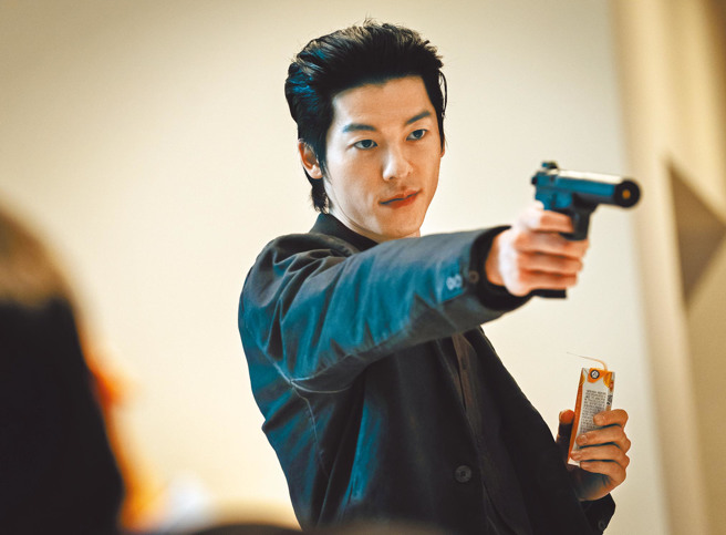 许光汉在韩剧《无路可走：轮盘赌》饰演杀手「微笑先生」（Mr.Smile）以全英文演出。（图／Disney＋提供）