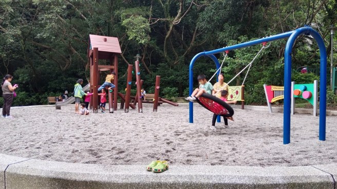 挑战新设原木探险组及鸟巢秋千尽情摆盪。(图/新北市新庄区公所)