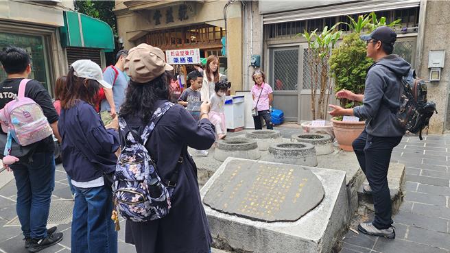 2024年10月28日澎湖县／澎湖四眼井有400余年歷史，是县定古蹟，常是游客到澎湖最古老的中央街游玩时必经景点。（许逸民摄）