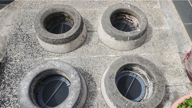 2024年10月28日澎湖县／澎湖文化局因噎废食，为防童坠落，将400年以上歷史的四眼井口，装铁网锁上螺丝，造成居民无法汲水使用。（许逸民摄）