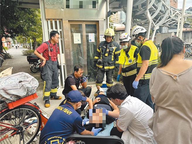 新北板橋府中捷運站旁的「板橋遊龍」陸橋電梯，27日下午鋼索不明原因斷裂，車廂從2樓急墜1樓，造成2人受傷。（本報資料照片）