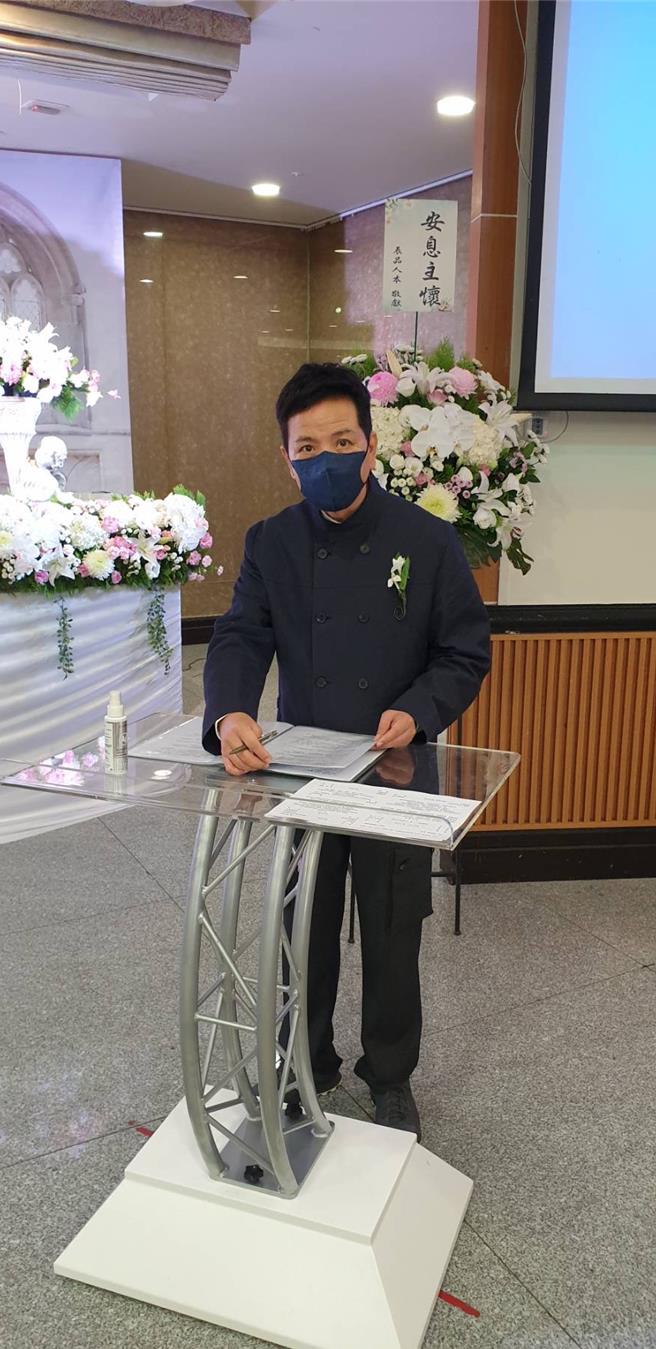 陳凱倫擔任告別式主持人。（謝采恩攝）