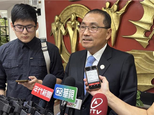 外傳國民黨內高層力推雲朗觀光集團總經理盛治仁出馬參選，新北市長侯友宜28日受訪時維持一貫態度，未來交由市民決定。（高鈞麟攝）