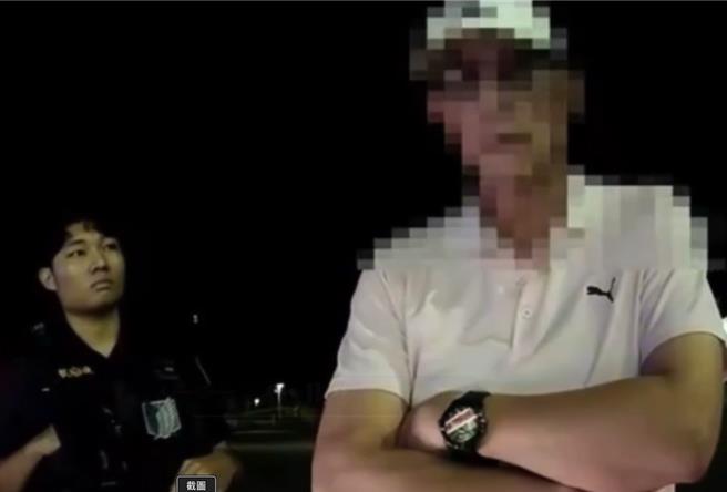 高雄湖內袁姓警官（右）於10月25日凌晨（右）酒駕被逮。（警方提供／林瑞益高雄傳真）