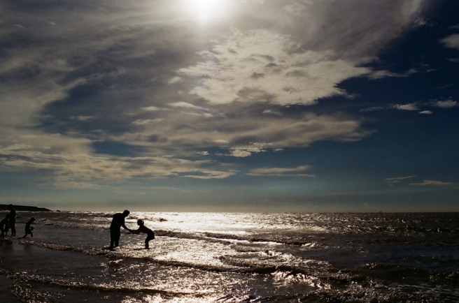 翻攝自新聞影像課程學員作品 - 李品萱《竹圍漁港 - 小心浪》（圖／桃園市政府提供）