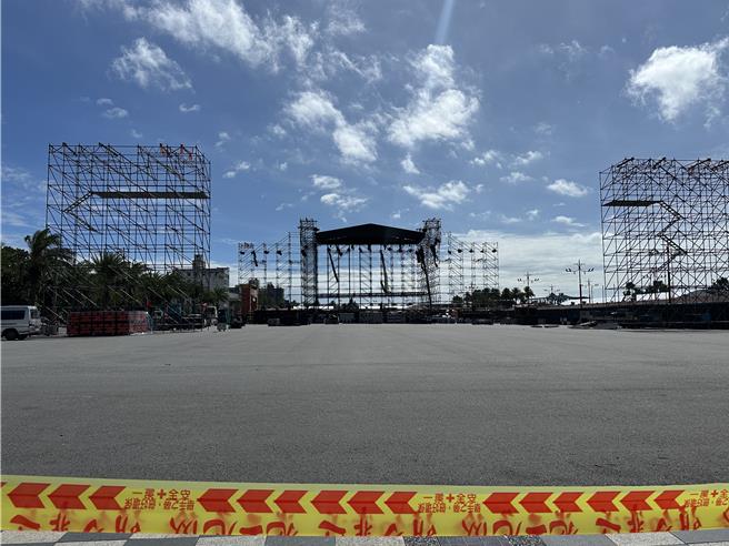 乐团五月天本周六、日将携手旗下歌手到花莲玉里、花莲市区公益开唱，团队今天已开始在活动会场架设舞台。（罗亦晽摄）