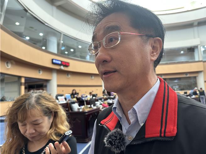 乐团五月天本周六、日将携手旗下歌手到花莲玉里、花莲市区公益开唱，却可能遇上颱风搅局，县府观光处长余明勲今强调县府会与相信音乐保持密切联繫，尊重对方最后决定。（罗亦晽摄）