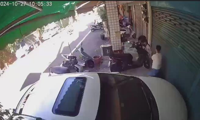 女童光天化日骑楼下遭强抱，检察官启动侦办。(翻摄照片)