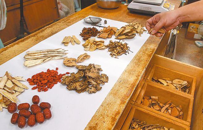 中医师批中药健保给付不足疗效打折，卫福部部长回应了。（本报资料照片）