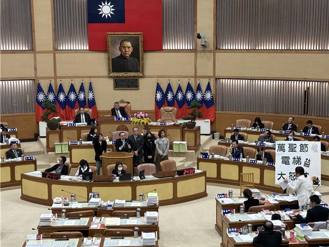 新北市公務員出現「跳船潮」，坊間傳聞「天南地北莫入新北」，民進黨議員顏蔚慈呼籲市長不要只重視接班人。（高鈞麟攝）