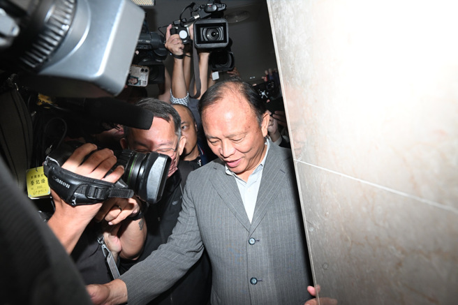 台湾2022、2023年爆发缺蛋危机，时任农业部长的陈吉仲为了缓解国内用蛋急迫需求，委请当时的中央畜产会董事长林聪贤专案进口鸡蛋，惟被国民党立委质疑涉及图利，予以告发，台北地检署歷经1年侦办，28日以被告身分传唤陈、林聪贤（见图）及现任农业部长陈骏季到案说明。（邓博仁摄）