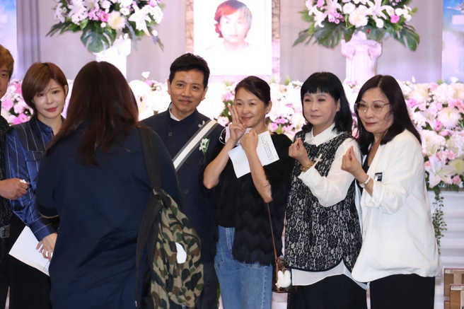 孟慶而（左起）、陳凱倫、六月、馬妞含淚笑著送別張智皓。（謝采恩攝）