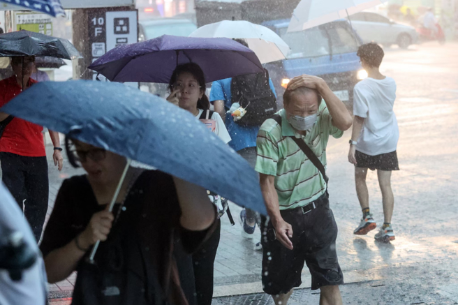 東北季風影響，氣象署發布4縣市大雨特報。（資料照）